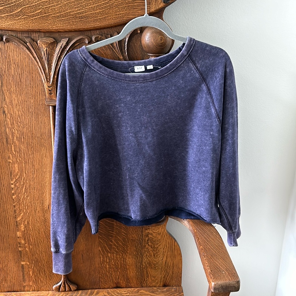 Gap cropped purple sweatshirt. Length 16” Bust 17”Lightweight
